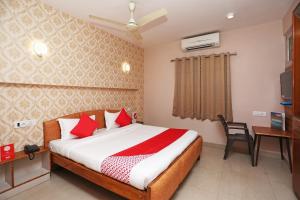 מיטה או מיטות בחדר ב-OYO Flagship Hotel Satnam