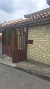 una puerta marrón en un edificio con una pared de ladrillo en Casa Anthony en Cuenca
