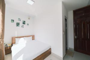 Postel nebo postele na pokoji v ubytování Mat Troi Vang Dalat Hotel