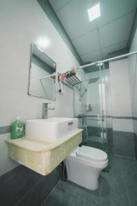 Koupelna v ubytování Mat Troi Vang Dalat Hotel