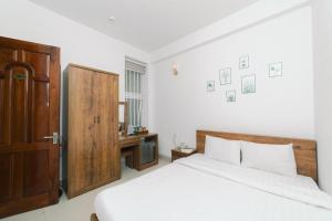 Postel nebo postele na pokoji v ubytování Mat Troi Vang Dalat Hotel