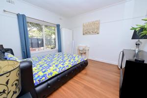 1 dormitorio con cama y ventana en Classic decor, freshly painted 3 by 2 quiet home, en Corio