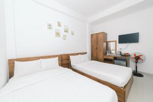 Postel nebo postele na pokoji v ubytování Mat Troi Vang Dalat Hotel