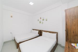 Postel nebo postele na pokoji v ubytování Mat Troi Vang Dalat Hotel