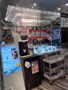 eine Kabine in einem Laden mit einem Tisch und einem Kühlschrank in der Unterkunft Hotel DIAMOND in Tokio