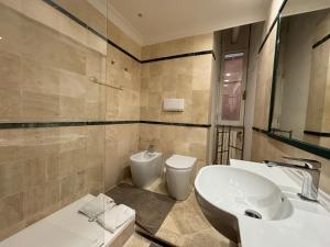 A bathroom at Holidays Banchi Nuovi