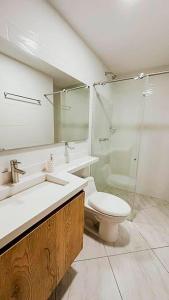 ein Bad mit einem WC, einem Waschbecken und einer Dusche in der Unterkunft Apartamento 402 - Terraza con Jacuzzi - 3 Habitaciones - Rentas Cortas Gerencial in Guatapé