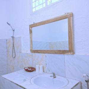 La salle de bains est pourvue d'un lavabo et d'un miroir. dans l'établissement Rocky Homestay Lakey, à Huu