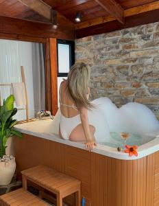 Eine Frau sitzt in einer Badewanne in der Unterkunft Spa Village at Hamat Gader - adults only in Hamat Gader