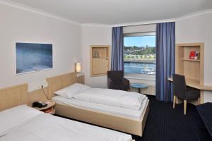 Ein Bett oder Betten in einem Zimmer der Unterkunft IntercityHotel Kiel