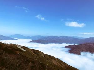 - une vue sur les nuages depuis le sommet d'une montagne dans l'établissement 山荘梶ヶ森, à Ōtakuchi