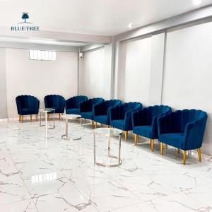 uma sala de conferências com cadeiras azuis e mesas em Blue Three em Chancay