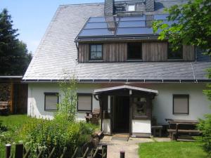 een huis met een luifel en een patio ervoor bij Holiday home Zinnwald large in Kurort Altenberg