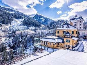 una ciudad cubierta de nieve con montañas en el fondo en BergChalet Breitenberg, en Bad Hofgastein