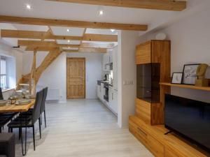 - une cuisine et une salle à manger avec une table et des chaises dans l'établissement Exclusive tiny house, à Buxtehude