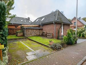 une maison en briques avec un jardin en face de celle-ci dans l'établissement Exclusive tiny house, à Buxtehude