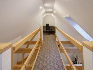 Cette chambre dispose d'un escalier, d'un bureau et d'une chaise. dans l'établissement Exclusive tiny house, à Buxtehude