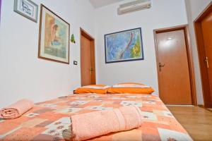 1 dormitorio con 1 cama grande con almohadas de color naranja en Epicenter Apartments Split, en Split