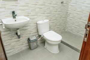 une salle de bain avec toilettes et lavabo dans l'établissement Kayuma Hostel Canggu, à Canggu