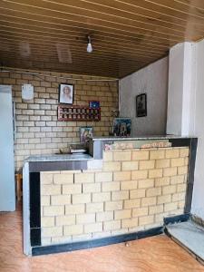 Goza Guest House 22 في أديس أبابا: بار في مبنى به جدار من الطوب