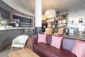 Ein Sitzbereich in der Unterkunft IntercityHotel Kiel