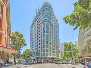 un grand bâtiment au coin d'une rue de la ville dans l'établissement City 3bd Oasis, à Sydney