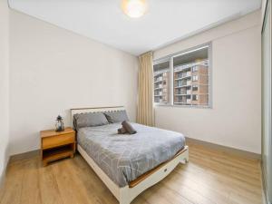 - une chambre blanche avec un lit et une fenêtre dans l'établissement City 3bd Oasis, à Sydney