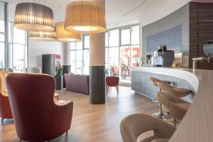 Ein Sitzbereich in der Unterkunft IntercityHotel Kiel