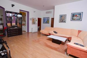 sala de estar con sofá y mesa en Epicenter Apartments Split, en Split