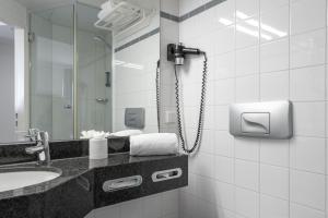 Ein Badezimmer in der Unterkunft IntercityHotel Kiel