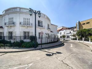 a white building with a street light in front of it at Estancia memorable en Santiago Depto 2D2B in Santiago