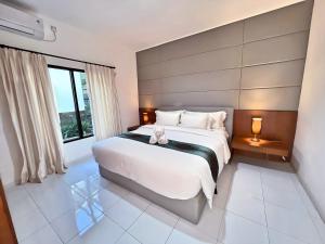 1 dormitorio con cama grande y ventana grande en LA CASA BORNEO, en Bentakan Kecil