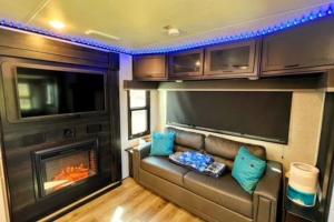 Cucina o angolo cottura di Luxury Glamping near Idaho Event Center in Nampa