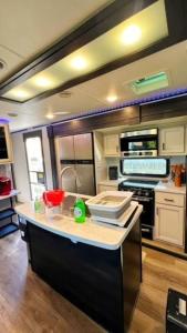 Cucina o angolo cottura di Luxury Glamping near Idaho Event Center in Nampa