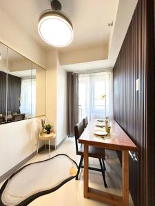 a kitchen and dining room with a table and chairs at Mall of Asia MOA S Residences , IKEA Pasay in Manila