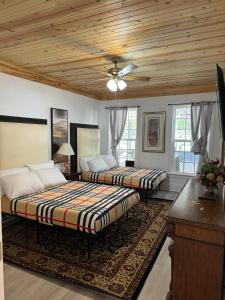 2 Betten in einem Zimmer mit einer Decke in der Unterkunft Secluded Turn of the Century Estate Home - 4 acres in Memphis
