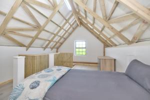 um quarto com uma cama num quarto com tectos em madeira em House 15 A Kassiesbaai em Arniston