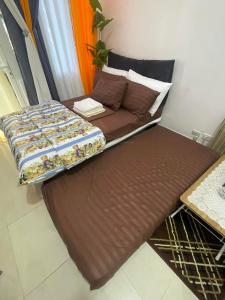 een bed in een kamer met een matras erop bij South Residences in Manilla