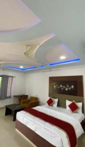 Habitación de hotel con cama y luz azul en Monkey Retreat Resort, en Udaipur