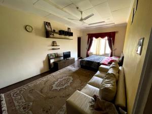 salon z kanapą i łóżkiem w obiekcie New Aashiyana Homestay w mieście Baghwānpur