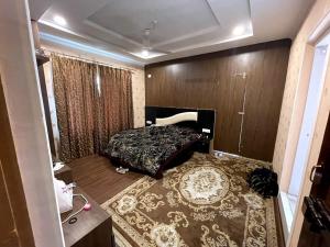 Un pat sau paturi într-o cameră la New Aashiyana Homestay