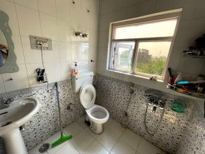 łazienka z toaletą i umywalką w obiekcie New Aashiyana Homestay w mieście Baghwānpur