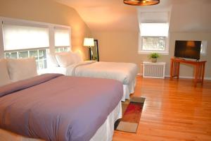 Tempat tidur dalam kamar di The House Hotels - Acadia Farms