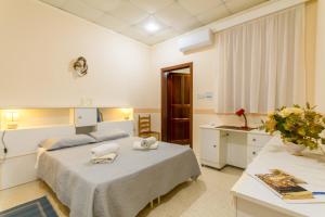 a hotel room with a bed and a desk at Sunny Maltese townhouse Madonnina Kalkara - Happy Rentals in Kalkara