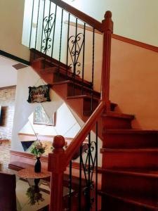 uma escada numa casa com uma escada em Greenhills Garden Square em Manila