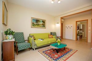 uma sala de estar com um sofá e uma mesa em Villa Mimosa - Appartamento 2 - Happy Rentals em Desenzano del Garda