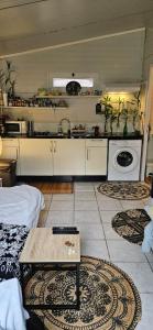 una cocina con alfombras en el suelo de una habitación en SWEET SPOT, en Saint-Laurent-du-Maroni