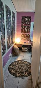 un pasillo con una habitación con una mesa y una alfombra en SWEET SPOT en Saint-Laurent du Maroni