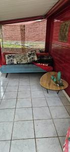 ein Zimmer mit einem Sofa und einem Tisch in einem Zimmer in der Unterkunft SWEET SPOT in Saint-Laurent du Maroni