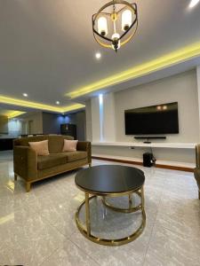 Μια τηλεόραση ή/και κέντρο ψυχαγωγίας στο City View No 5, Mawanda Road.